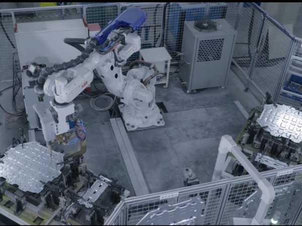 焊接機(jī)器人已成為汽車制造未來的發(fā)展趨勢。